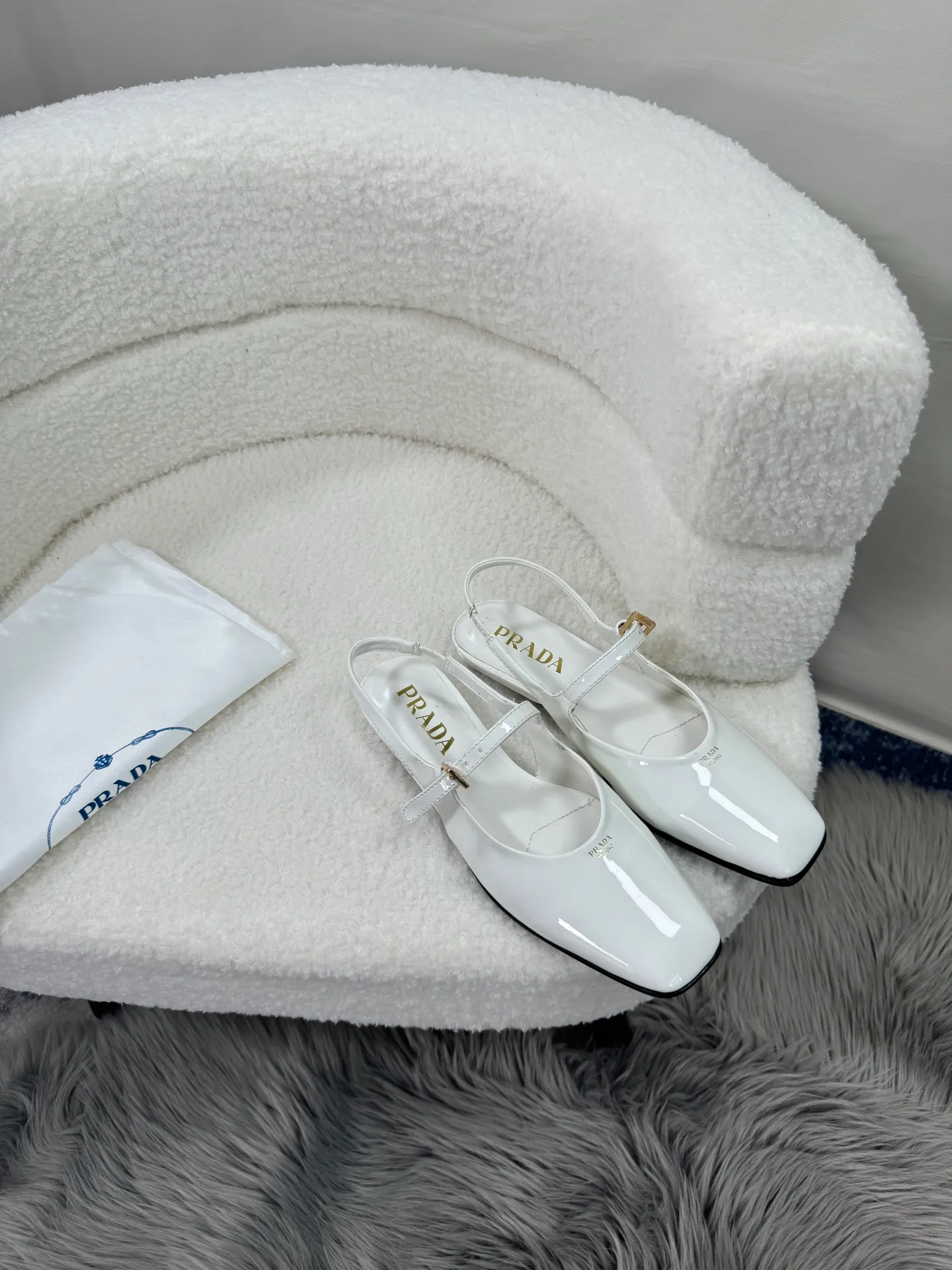 👟👟Ex-factory price 460👟👟Prada top version 🌸2025 launches Prada back-slip shoes, a must-have item for women 🆚😍😍😍——————😍😍😍🆚 💥PRADA's early spring T-stage catwalk show is the same style as "Dreams Never Sleep". Prada can use it on important occasions. The fresh style has a bit of nobility and is perfect on the feet. 💃💃 Wear this shoe with it. It is elegant and crystal clear, regardless of various accessories. The materials are all exclusively customized one-to-one and must be zero-distance from the original. The entire series is full of exciting and unexpected combinations of elements. The expression of different materials and textures of fabrics has a strong artistic flavor, allowing you to appreciate the ever-changing style of Prada girls. Bulling Bulling’s classic + candy color 🍬 paired with a creative letter logo! An eye-catching design! So feminine! Wear it and you will be the most beautiful girl in this gai! 😍😍😍 1⃣ Upper: imported patent leather cowhide 2⃣ Lining: imported mixed sheepskin 3⃣ Outsole: Italian genuine leather outsole 4⃣ Size: 35-40 (41 can be customized)
